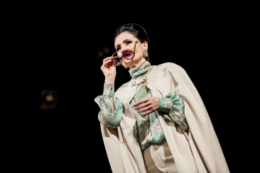 Maria Callas trzyma w ręce ciemne okulary