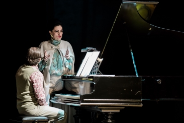 Callas stoi przy fortepianie, przy którym siedzi akompaniator