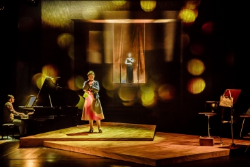 scena ogólna, z boku sceny stoi Sophie de Palma, na środku w tle widać postać Marii Callas w wieczorowej sukni