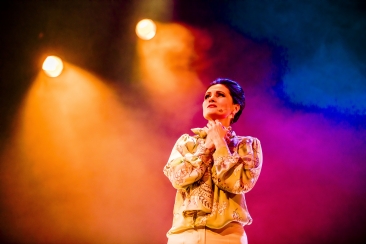 Maria Callas na tle kolorowych świateł