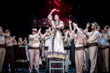 Scena zbiorowa - na środku na krześle stoi Carmen.