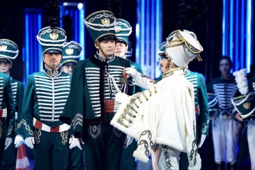 Scena zbiorowa - na pierwszym planie Sandor Barinkay otrzymuje medal od Księcia Homonay